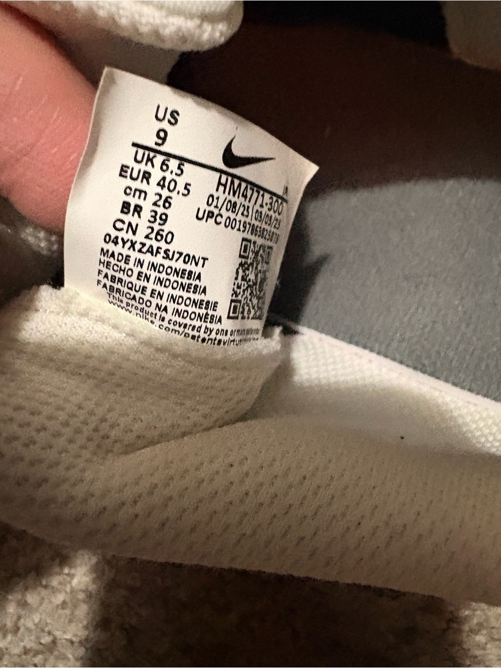 Nike Low-Top Sneakers in Green and White - Picture 5 of 6
